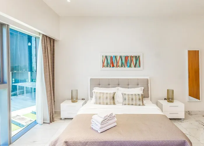 Modern Large Studio Central Park Difc